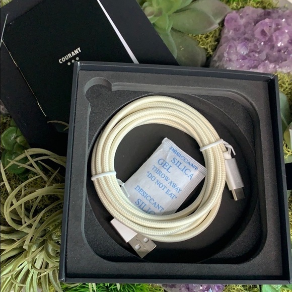 New In Box Courant Catch : 1 Wireless Charger station Snow White tech - Picture 5 of 6